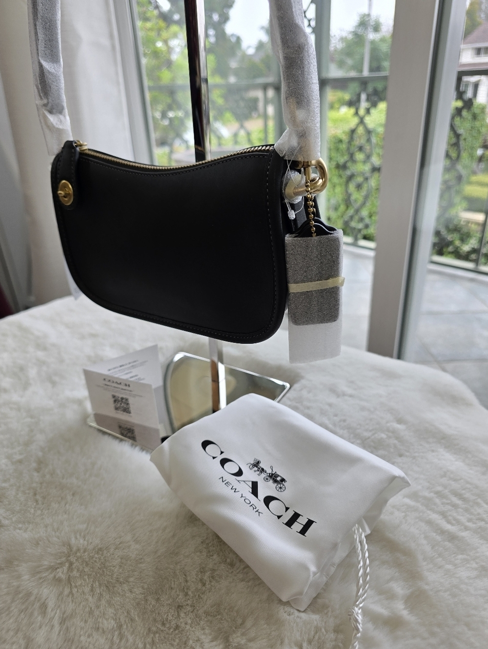 The Coach Originals - Swinger 20 Leather Shoulder Bag in Black (NWT) - Picture 10 of 15